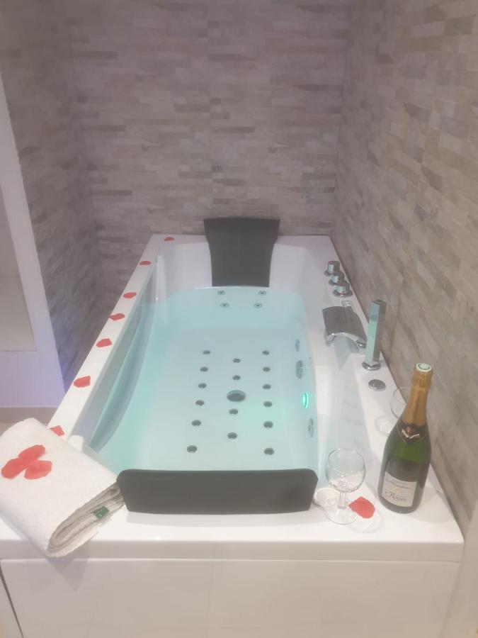 Spa Enzo Appartement Avec Jacuzzi Privatif Lyon Exterior foto