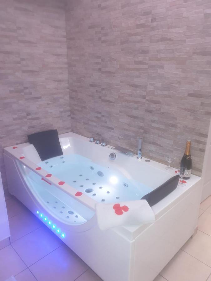 Spa Enzo Appartement Avec Jacuzzi Privatif Lyon Exterior foto